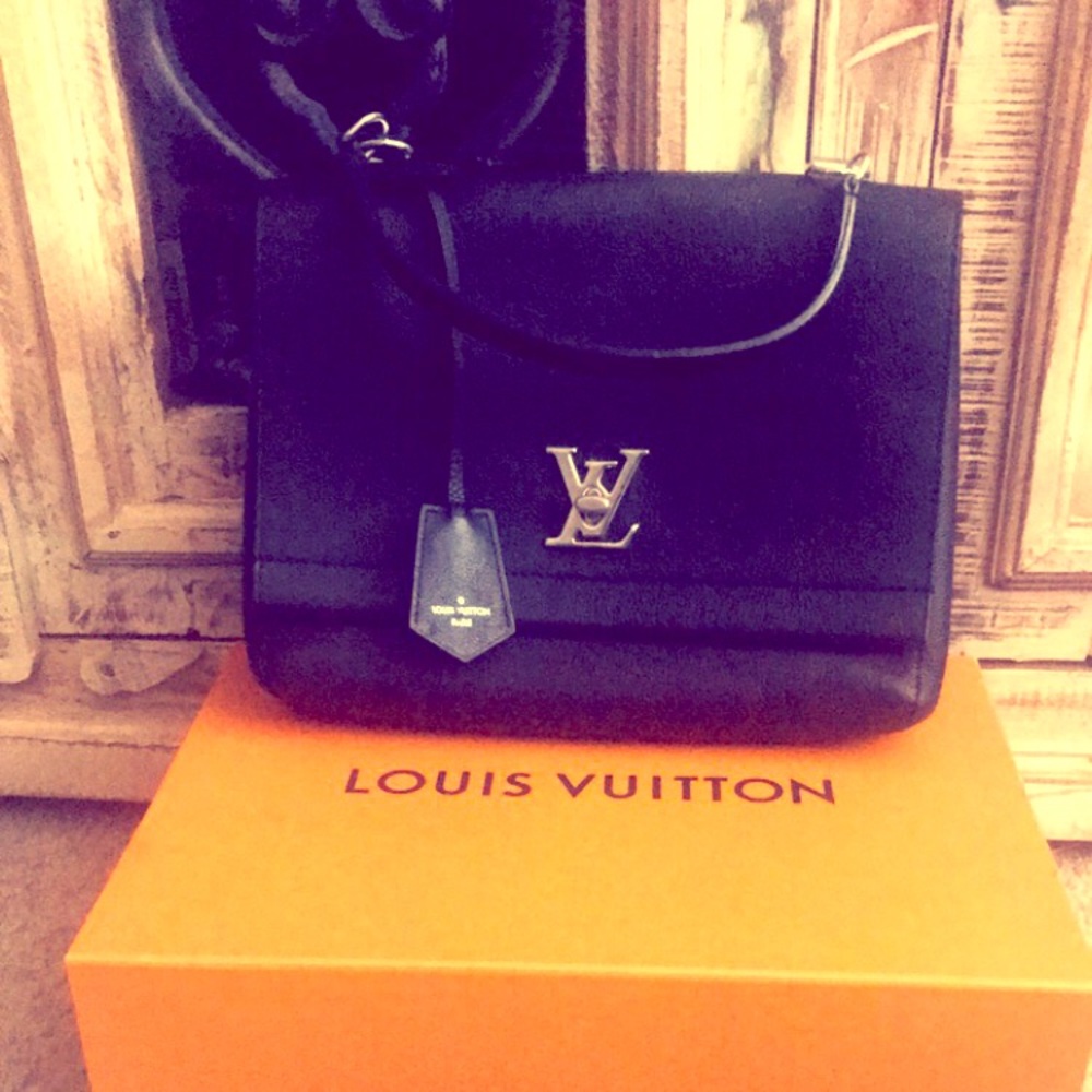 💯 Authentic Black Louis Vuitton purse